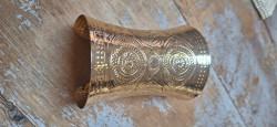 ANTRACITA , brazalete dorado .