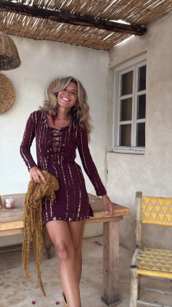 NAIRA  vestido corto,  burdeos/limon tie dye