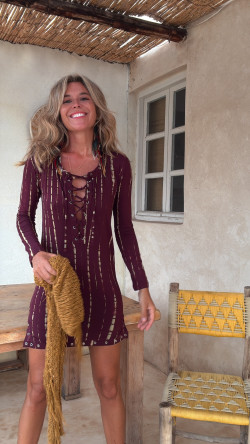 NAIRA  vestido corto,  burdeos/limon tie dye