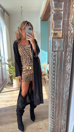 DAMA , bata y camisón leopardo .