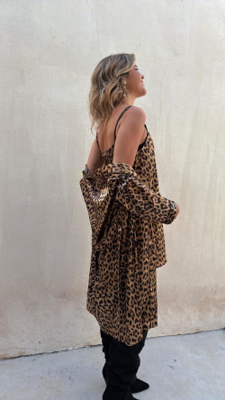 DAMA , bata y camisón leopardo .