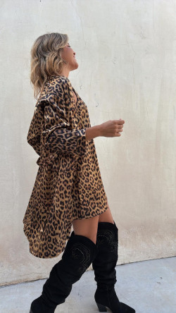 DAMA , bata y camisón leopardo .