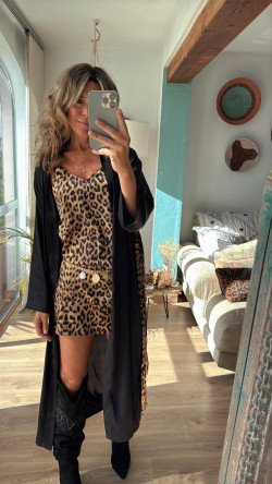 DAMA , bata y camisón leopardo .