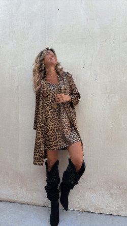 DAMA , bata y camisón leopardo .