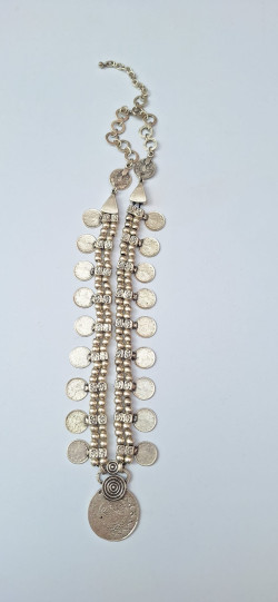 ISOSTELES , collar plateado .