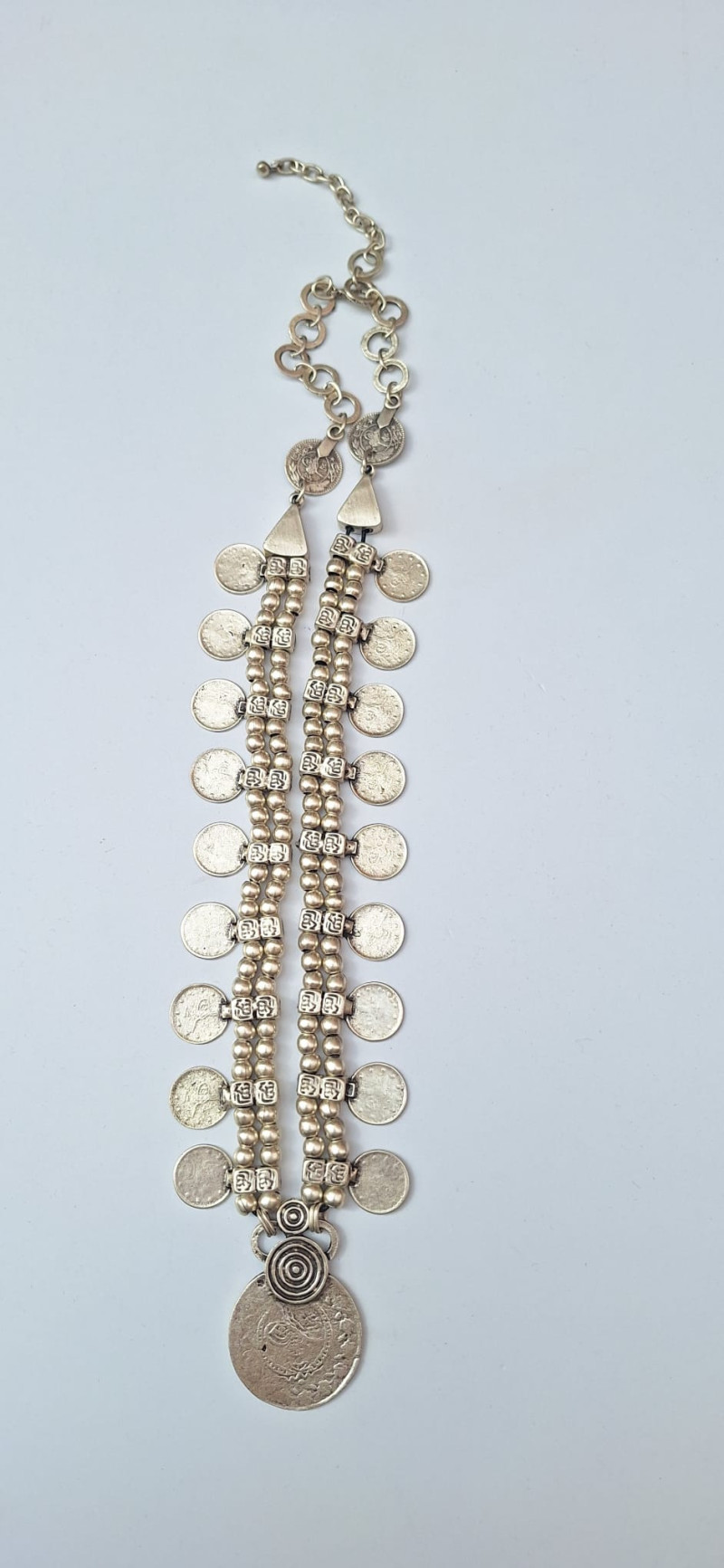 ISOSTELES , collar plateado .