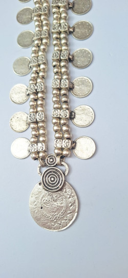 ISOSTELES , collar plateado .