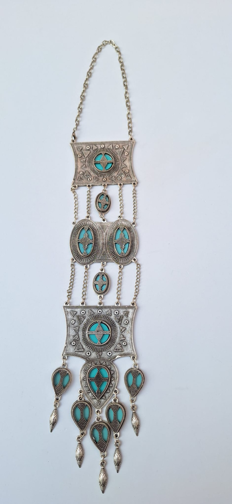 RA, collar plateado .