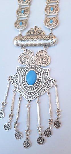 GEB, collar plateado .