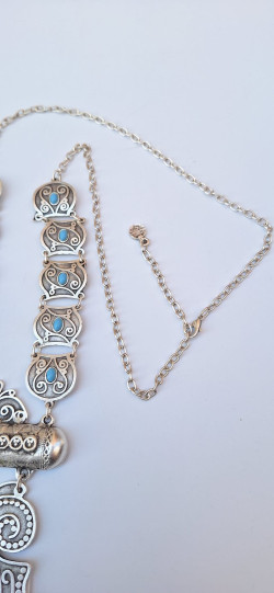 GEB, collar plateado .