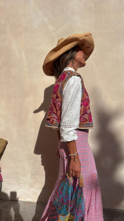 CHAI, Chaleco bordado albero