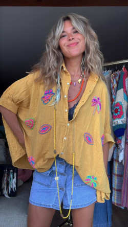 SHANA , blusa mostaza  con aplicaciones de cuentas .