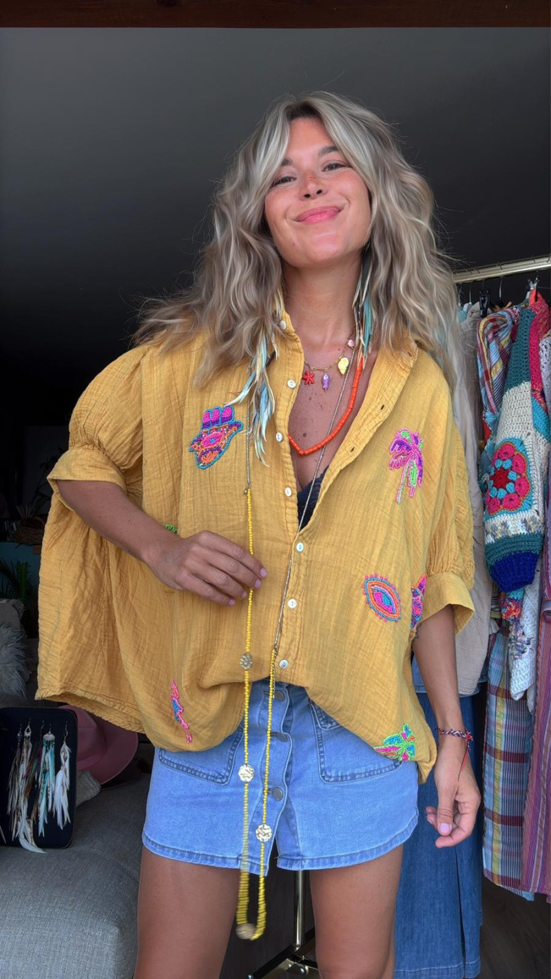 SHANA , blusa mostaza  con aplicaciones de cuentas .