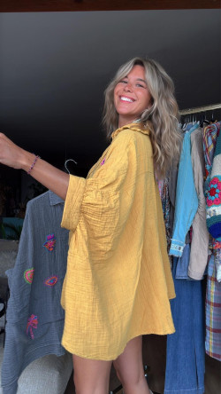 SHANA , blusa mostaza  con aplicaciones de cuentas .