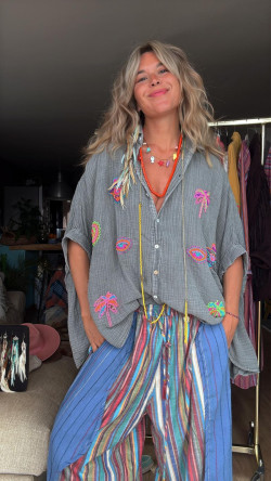 SHANA, Blusa gris con aplicaciones de cuentas