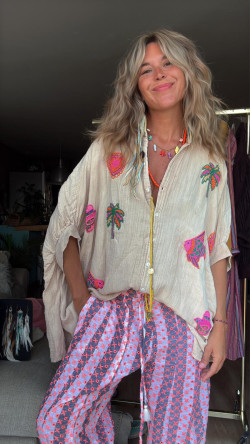 SHANA , blusa beige  con alpicaciones de cuentas .