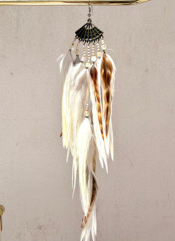 ERYN  Blanco, pendiente plumas