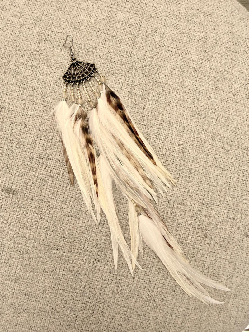 ERYN  Blanco, pendiente plumas