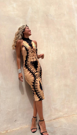 ADA , vestido tíe negro /camel .