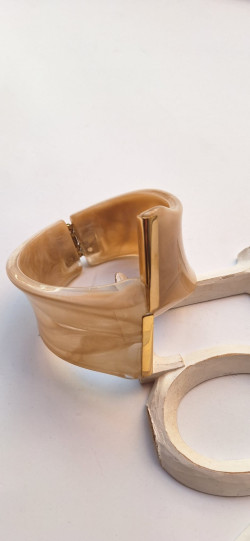 AMNUR, Hueso Brazalete