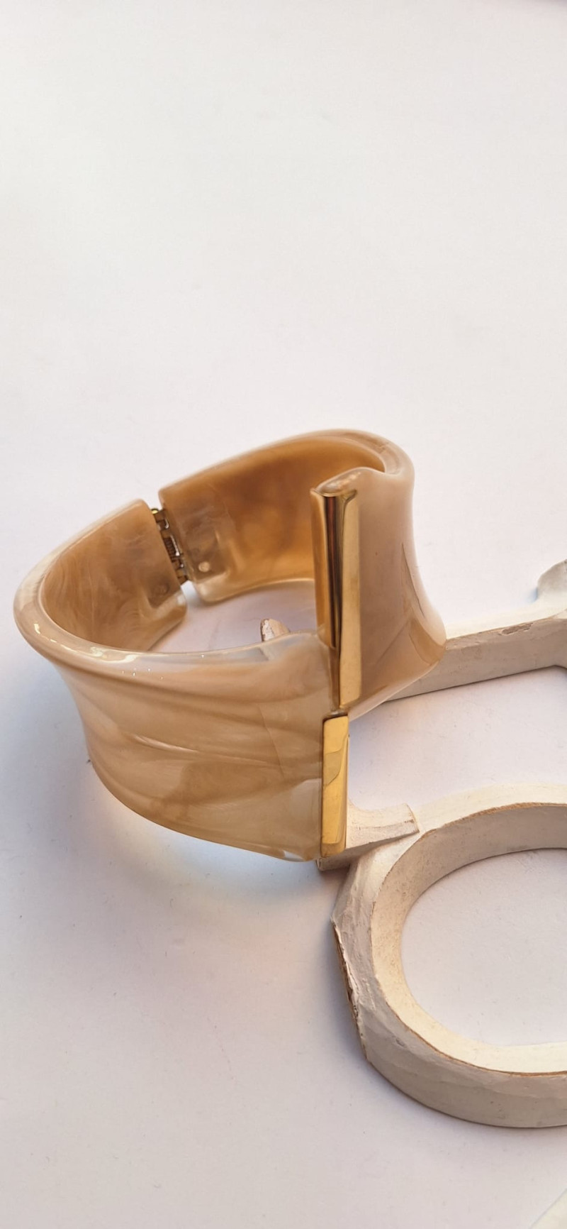 AMNUR, Hueso Brazalete