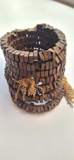 GAIA, Brazalete