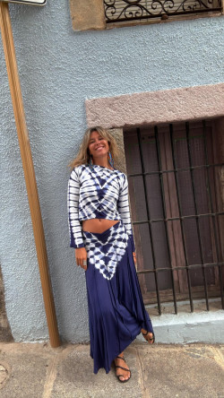 NOTE falda larga, tie azul