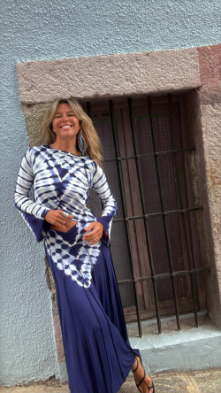 NOTE falda larga, tie azul