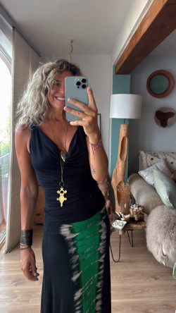 NATY negro,vestido con gorro