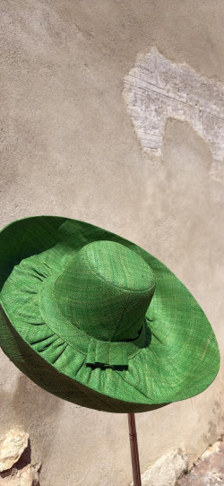 SIENNA,  Esmeralda Sombrero