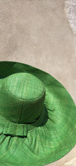 SIENNA,  Esmeralda Sombrero