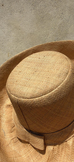 ABRIL, Beige Sombrero