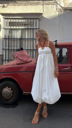 TAIRON, vestido blanco abullonado.