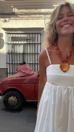 TAIRON, vestido blanco abullonado.