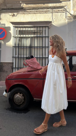 TAIRON, vestido blanco abullonado.