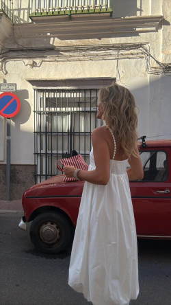 TAIRON, vestido blanco abullonado.