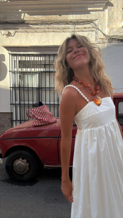 TAIRON, vestido blanco abullonado.