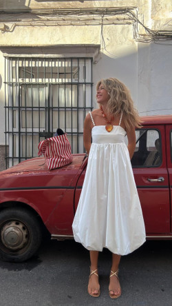 TAIRON, vestido blanco abullonado.