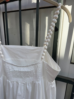 TAIRON, vestido blanco abullonado.