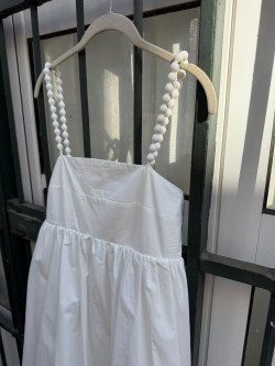 TAIRON, vestido blanco abullonado.