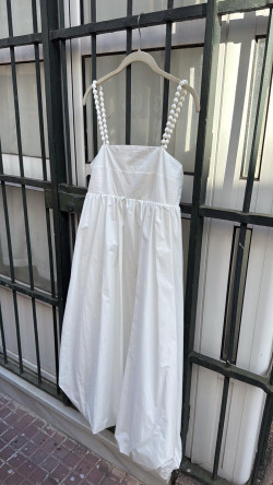 TAIRON, vestido blanco abullonado.