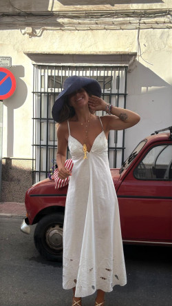 BAINICA , vestido blanco .