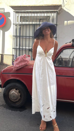BAINICA , vestido blanco .