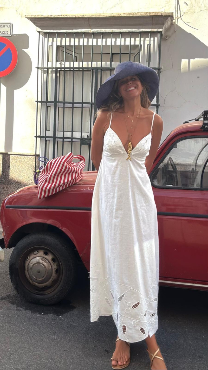 BAINICA , vestido blanco .