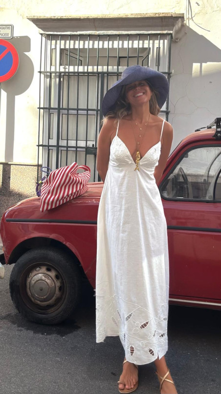 BAINICA , vestido blanco .