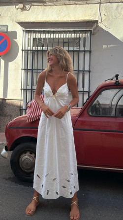 BAINICA , vestido blanco .