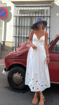 BAINICA , vestido blanco .