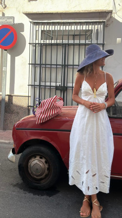 BAINICA , vestido blanco .