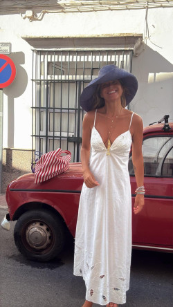 BAINICA , vestido blanco .
