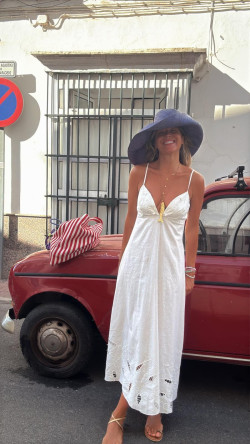 BAINICA , vestido blanco .